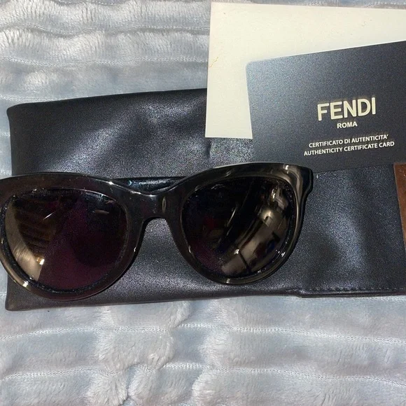 Fendi Sunglasses Black - Picture 2 of 4